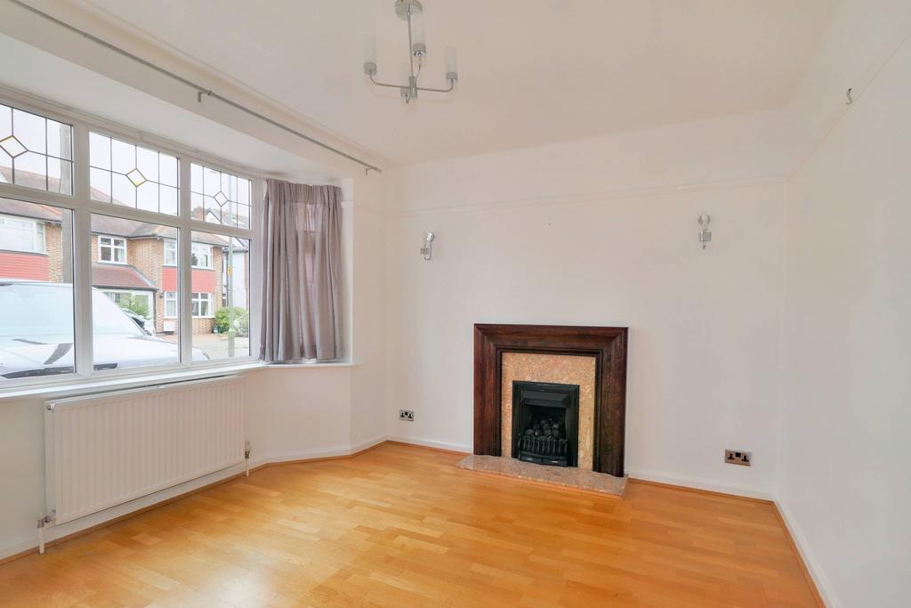Cottimore Avenue, WaltononThames KT12 3 bed semidetached house £2,200 pcm (£508 pw)