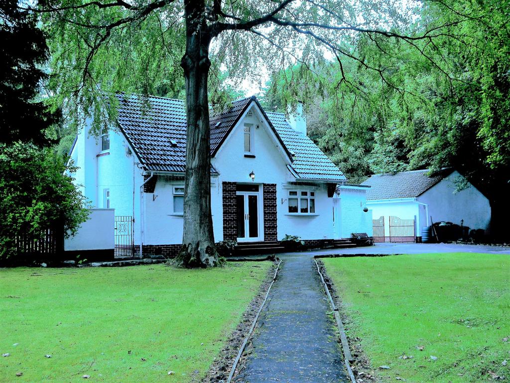 Coltness Road, Wishaw, Lanarkshire, ML2 3 bed detached house £350,000