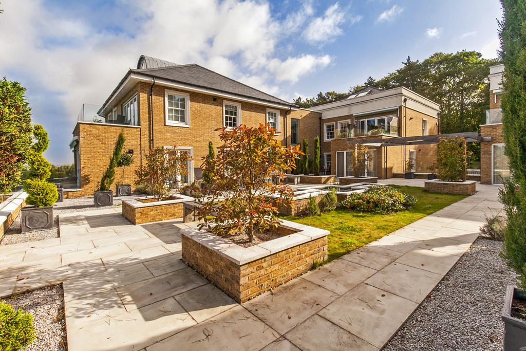 Connaught Square, Winchester, SO22 3 bed apartment for sale £950,000