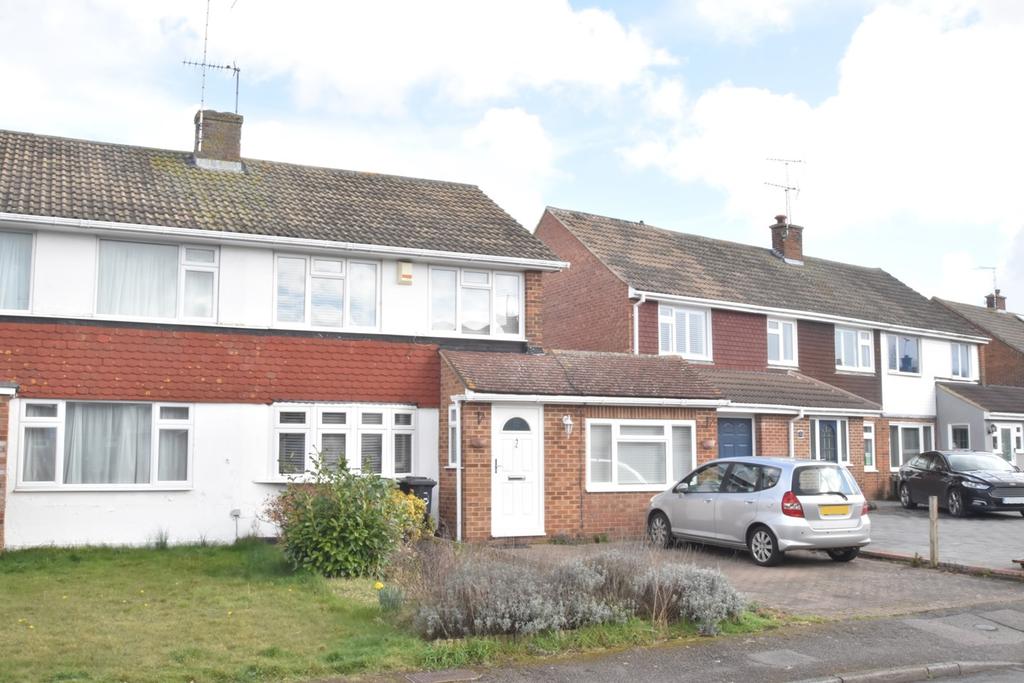 Robins Close, Lenham, Maidstone, ME17 3 bed semidetached house for