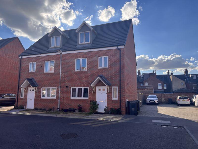 Guardian Way, Luton 4 bed semidetached house £1,450 pcm (£335 pw)