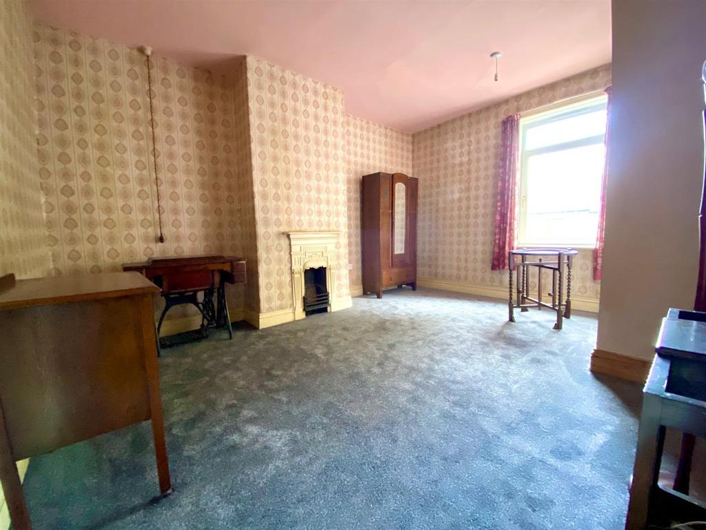 Bedroom 1.jpg