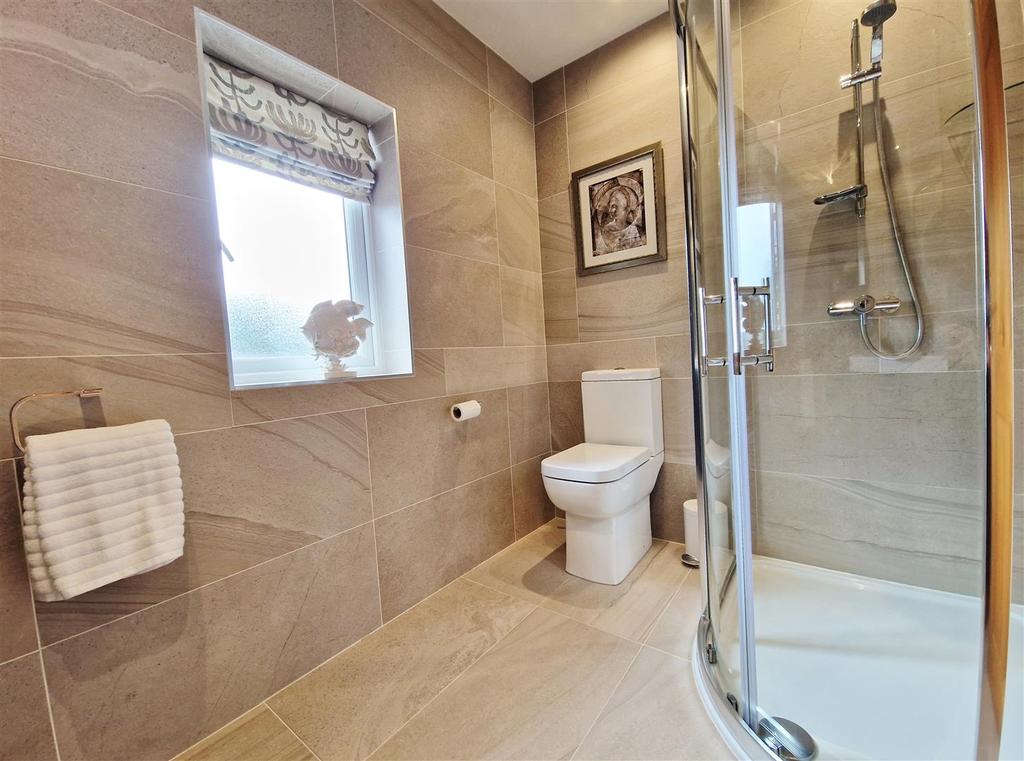 En suite shower room/wc