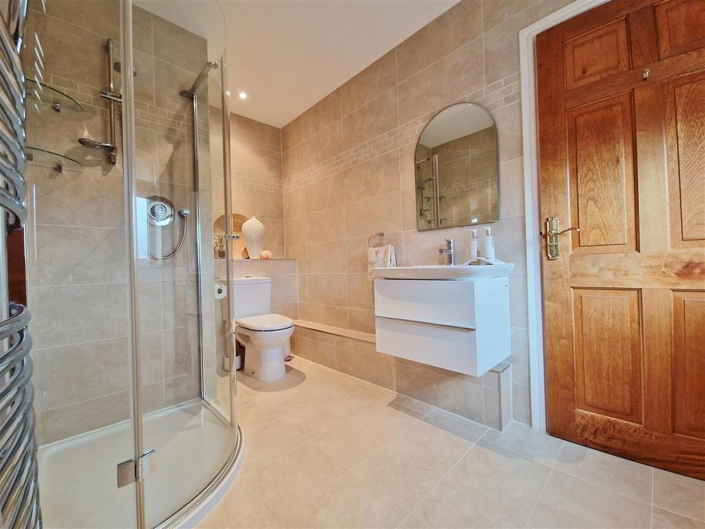 En suite shower room/wc