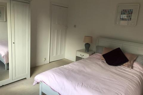 17 Carrholm Road, Leeds, LS7 2NQ