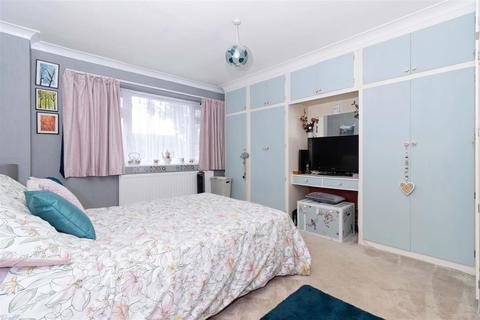 6 Arun Close, Worthing, BN13 3HT
