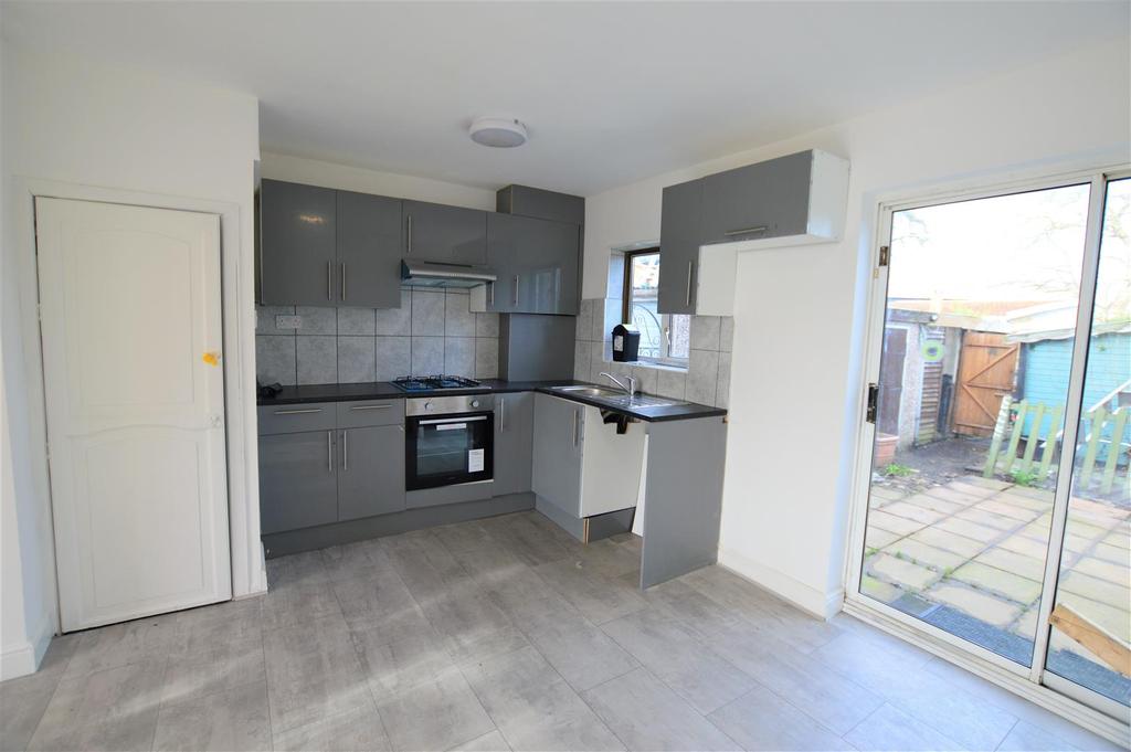 Salt Hill Way, Slough 2 bed semidetached house £1,400 pcm (£323 pw)