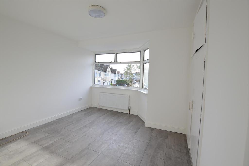 Salt Hill Way, Slough 2 bed semidetached house £1,400 pcm (£323 pw)