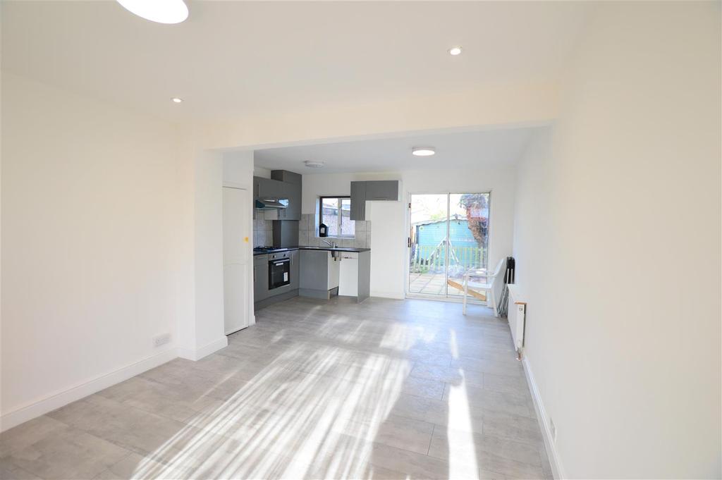 Salt Hill Way, Slough 2 bed semidetached house £1,400 pcm (£323 pw)