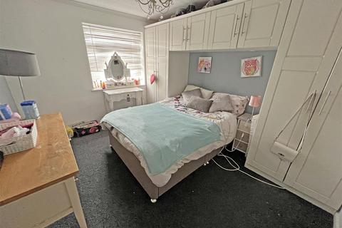 3 bedroom semi-detached house for sale - Leven Close, Longlevens, Gloucester