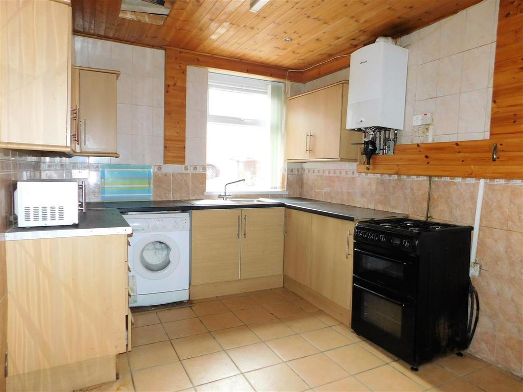 Waterloo Street, Oldham 4 bed terraced house £240,000