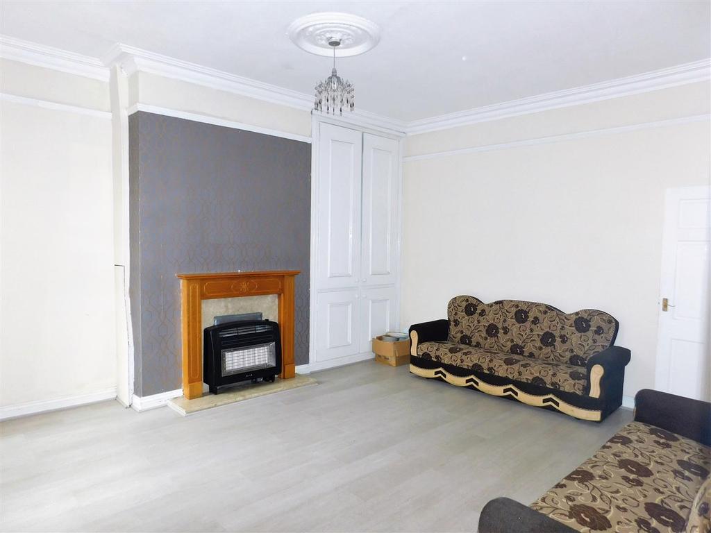 Waterloo Street, Oldham 4 bed terraced house £240,000