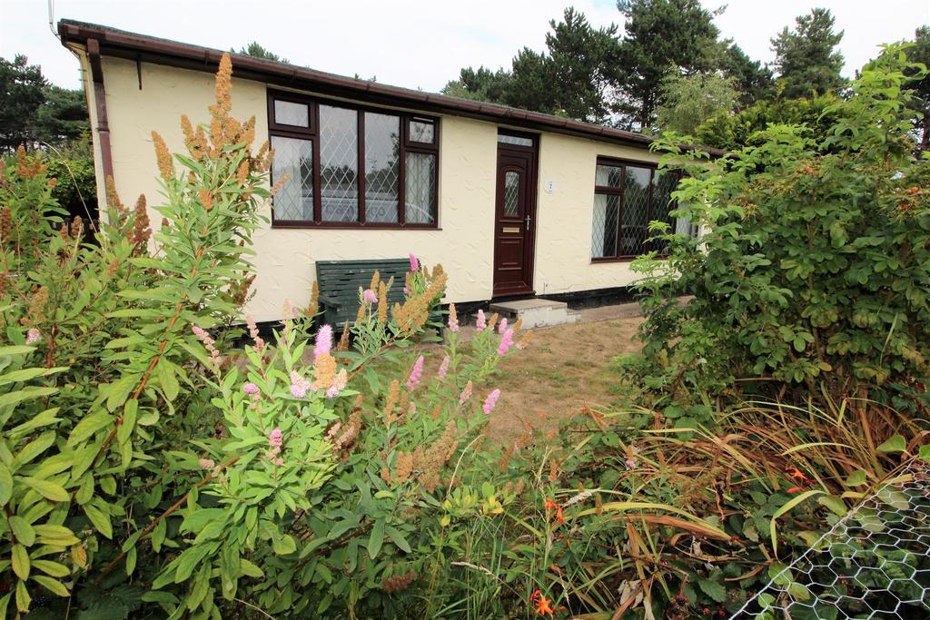 Humberston Fitties, Grimsby, N.E. Lincs, DN36 4EU 2 bed chalet for sale