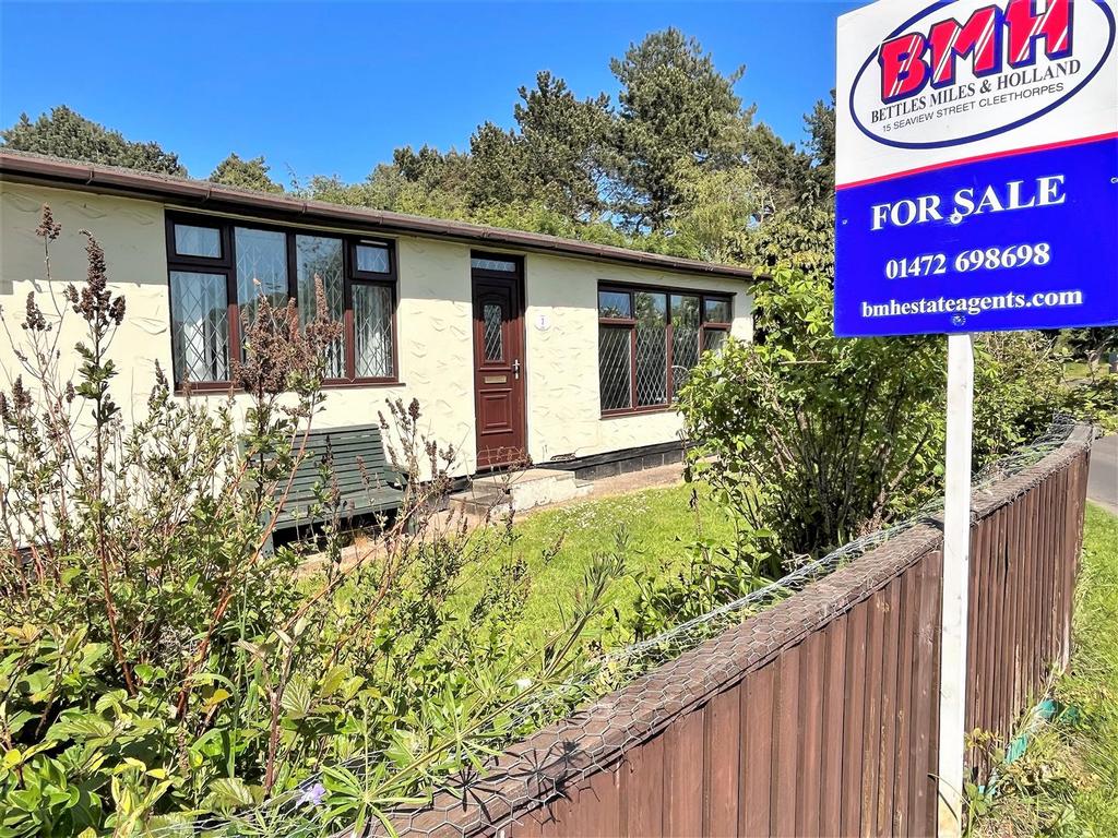 Humberston Fitties, Grimsby, N.E. Lincs, DN36 4EU 2 bed chalet for sale