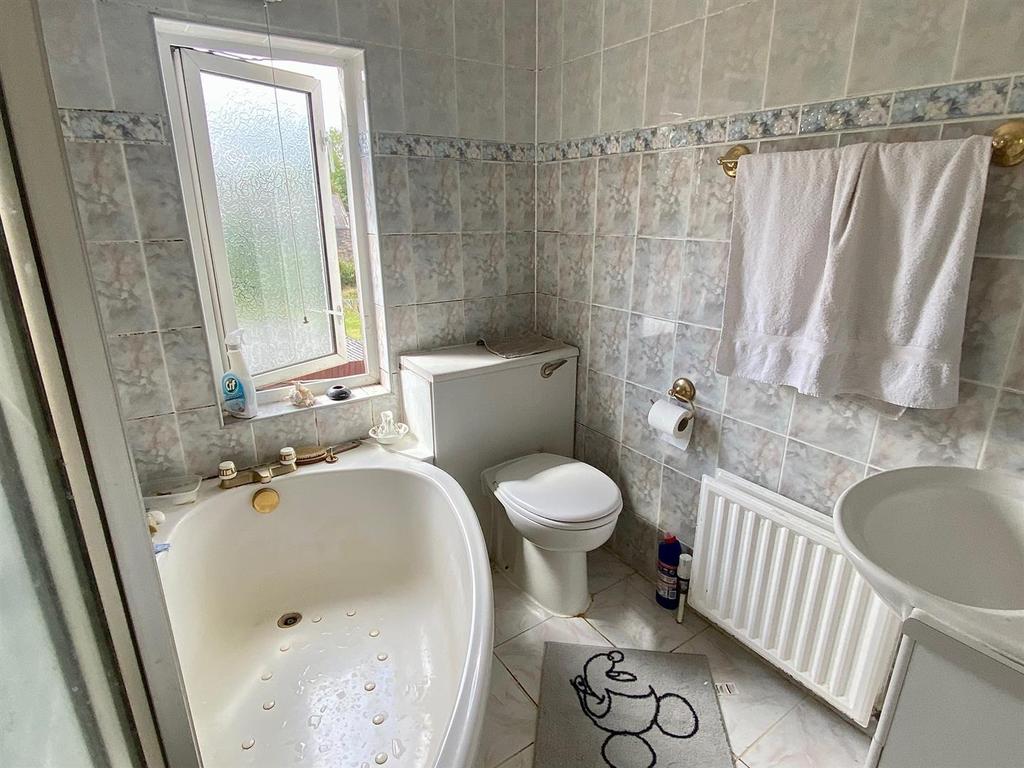Ravenshouse road 75 bathroom.jpg