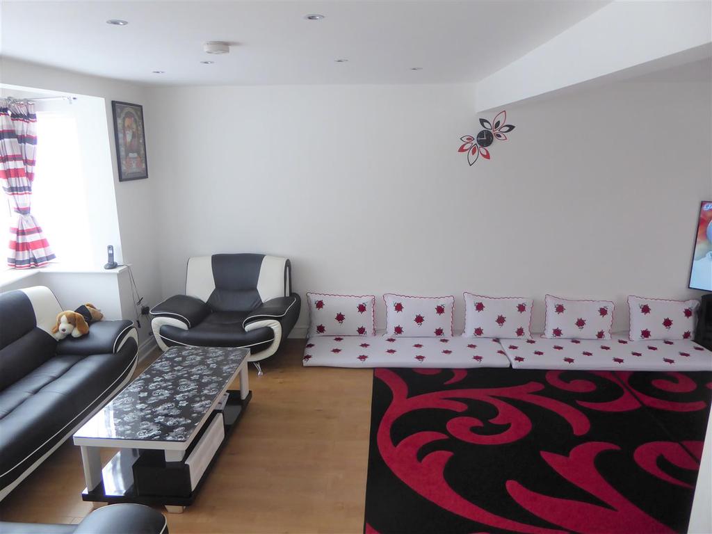 Munster Avenue, Hounslow 3 bed semidetached house £1,900 pcm (£438 pw)