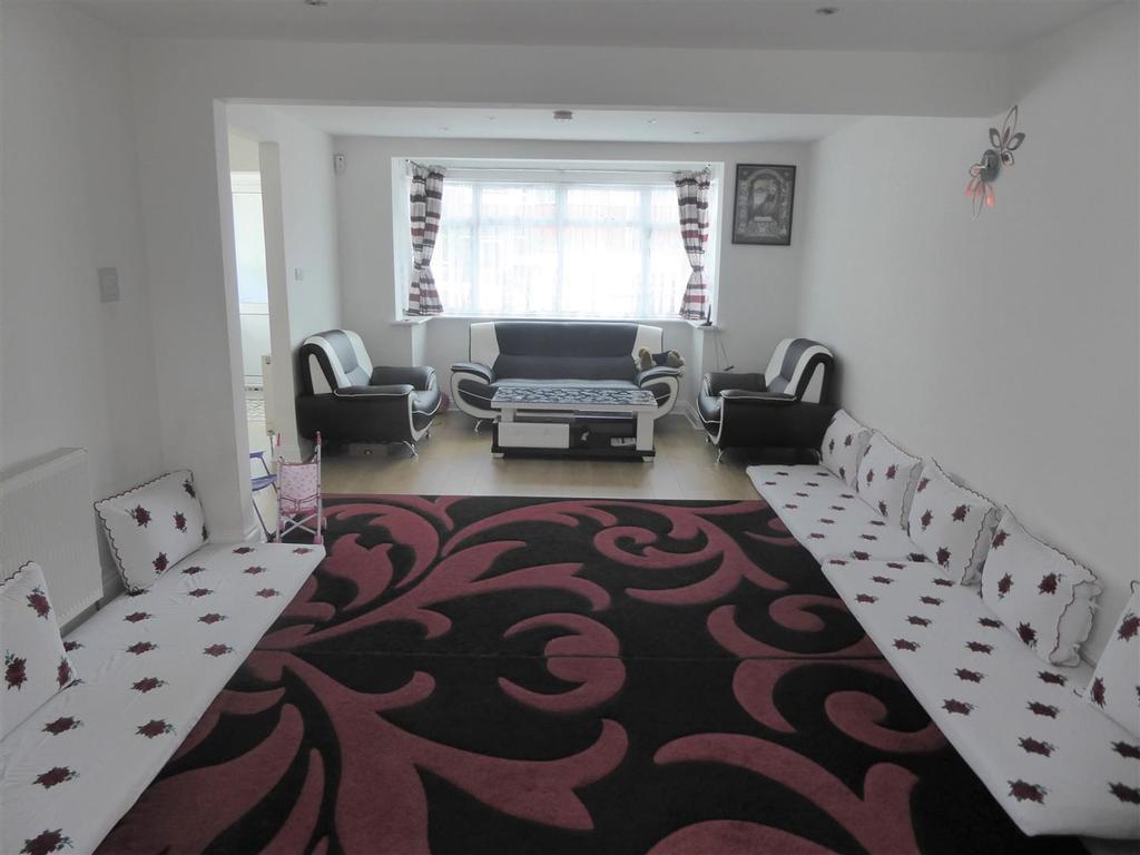 Munster Avenue, Hounslow 3 bed semidetached house £1,900 pcm (£438 pw)