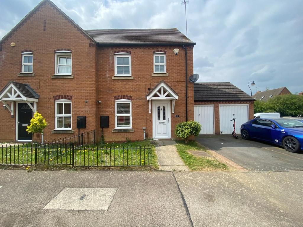 The Oaks, Grange Park, Northampton, NN4 3 bed semidetached house £
