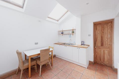 52 The Parade, Epsom, KT18 5DU