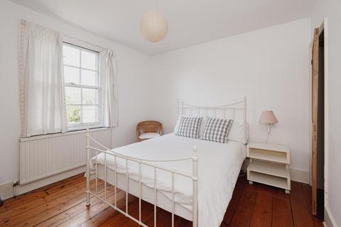 52 The Parade, Epsom, KT18 5DU