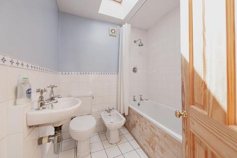 52 The Parade, Epsom, KT18 5DU