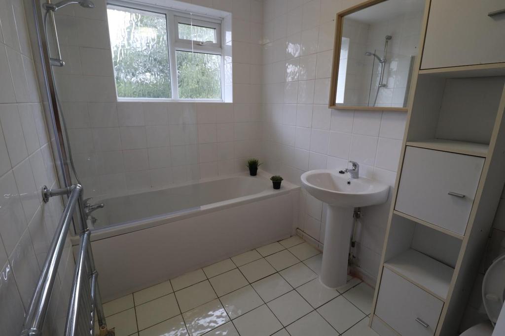 Asquith Boulevard, Leicester 2 bed flat £775 pcm (£179 pw)