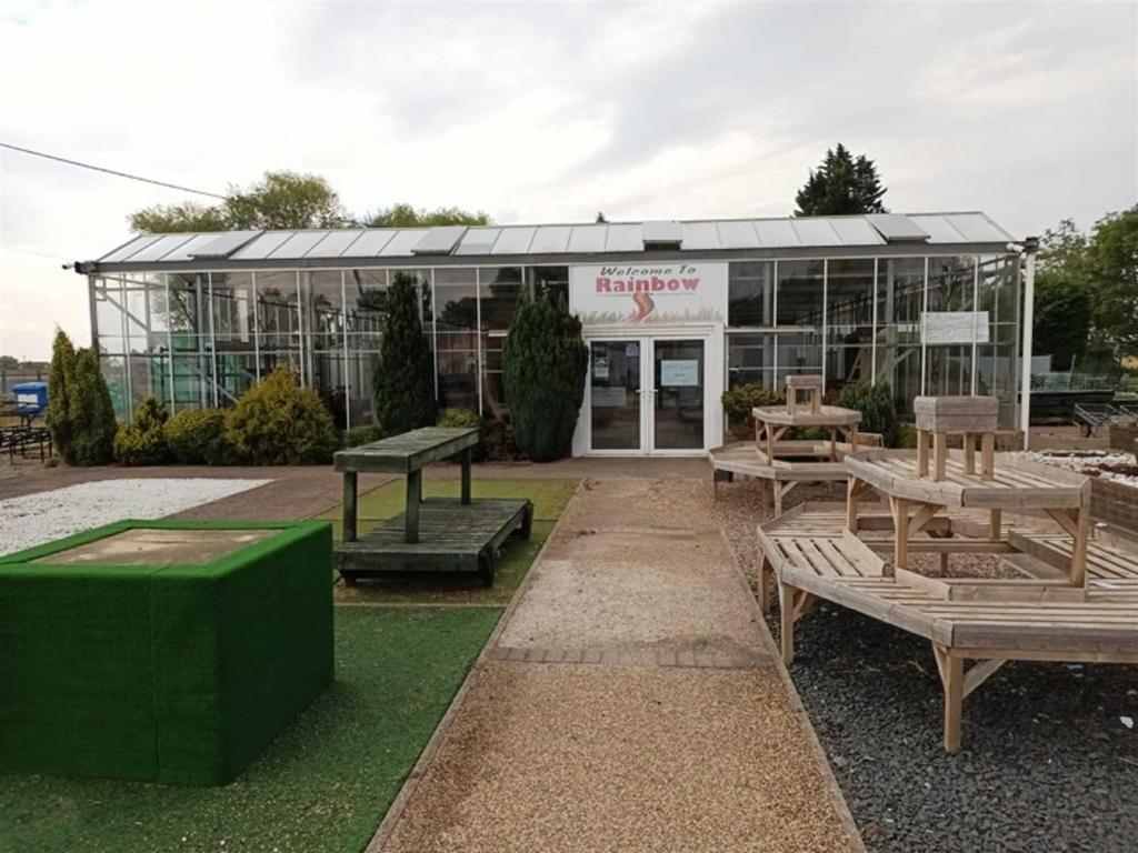 London Road, Kirton Retail property (high street) £350 pcm (£81 pw)