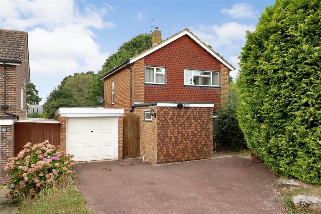 St Leonards Road, Horsham 3 bed detached house for sale £550,000