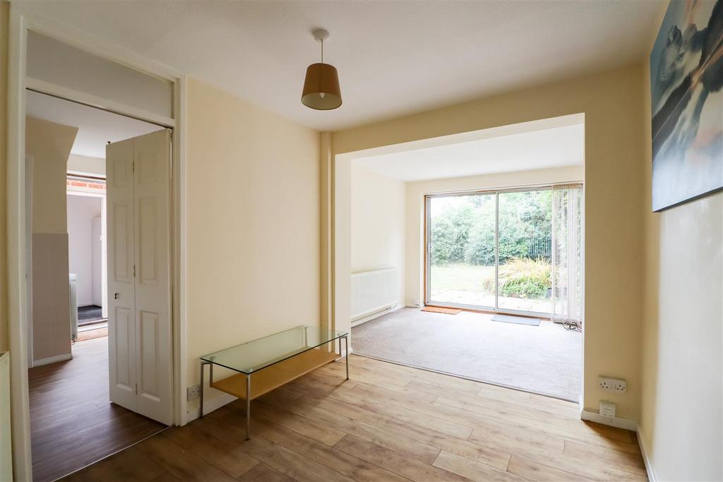 St Leonards Road, Horsham 3 bed detached house £550,000