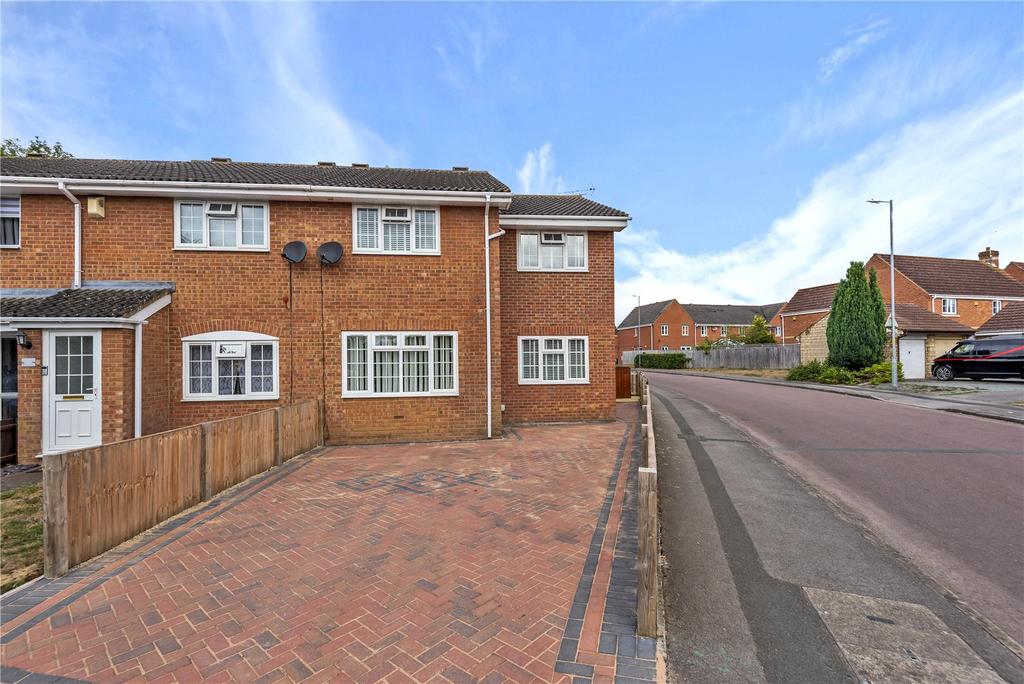 Delamere Drive, Stratton, Swindon, Wiltshire, SN3 3 bed end of terrace
