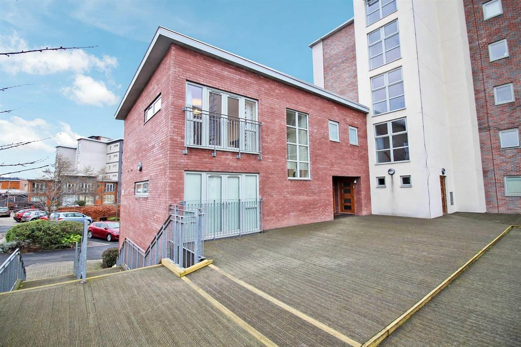 North West Side, The Staithes, Dunston 2 bed apartment £700 pcm (£162 pw)