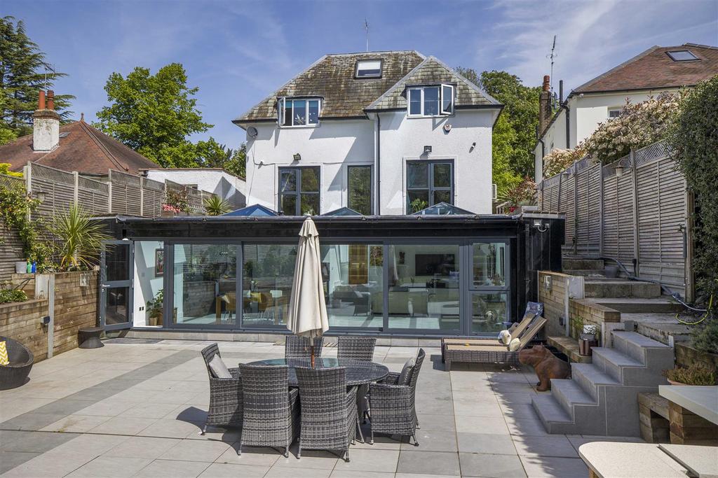 Private Road, Enfield EN1 4 bed detached house £1,850,000