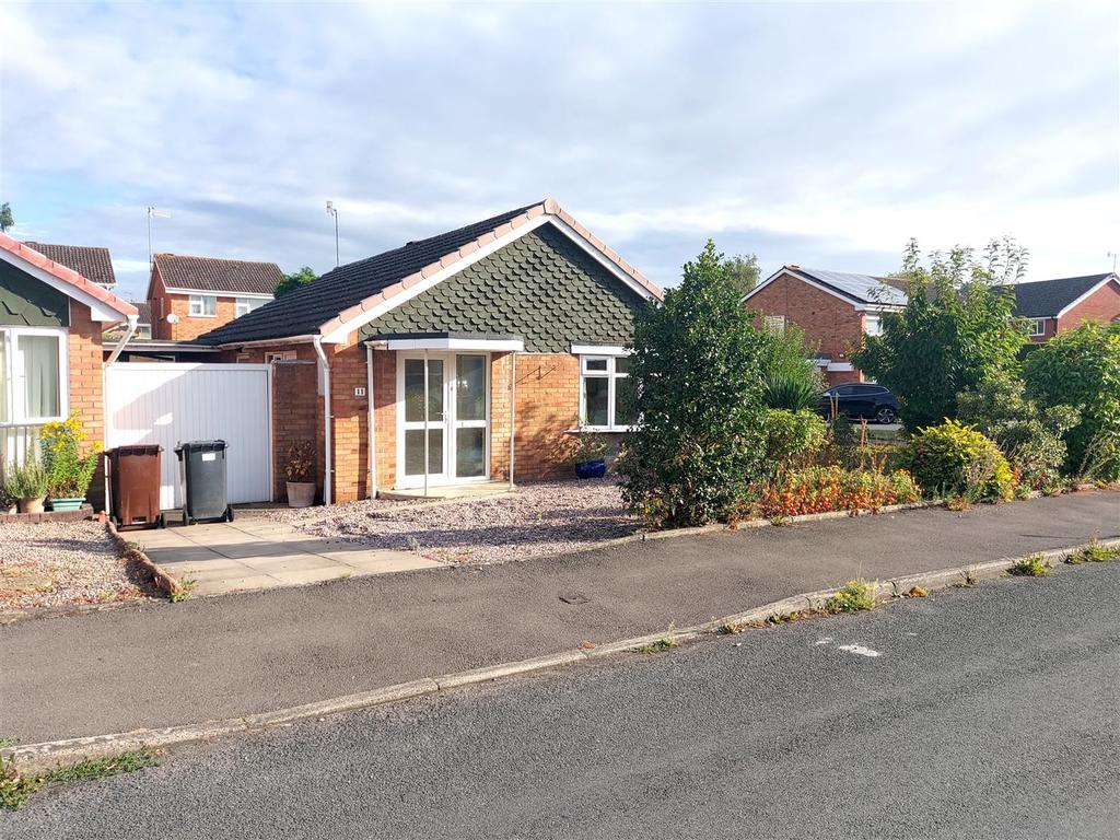 Oak Apple Close, StourportOnSevern 2 bed semidetached bungalow for