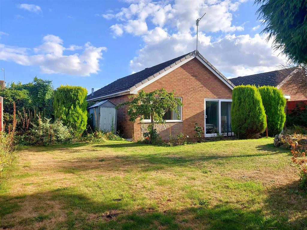 Oak Apple Close, StourportOnSevern 2 bed semidetached bungalow for