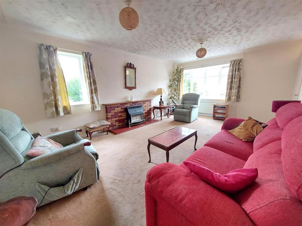 Oak Apple Close, StourportOnSevern 2 bed semidetached bungalow for