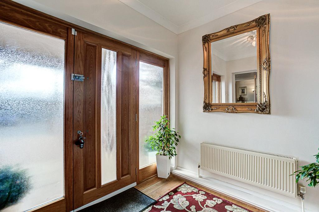 Chitts Hill, Colchester, Essex, CO3 5 bed detached house £700,000