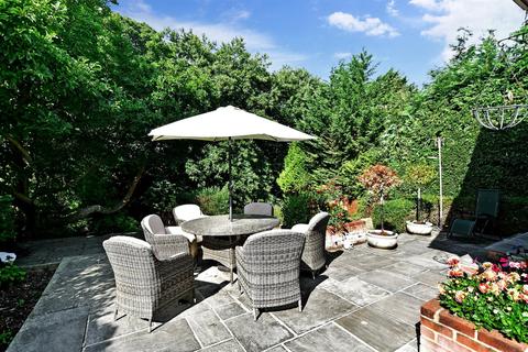 11 The Crescent, Canterbury, CT2 7AQ