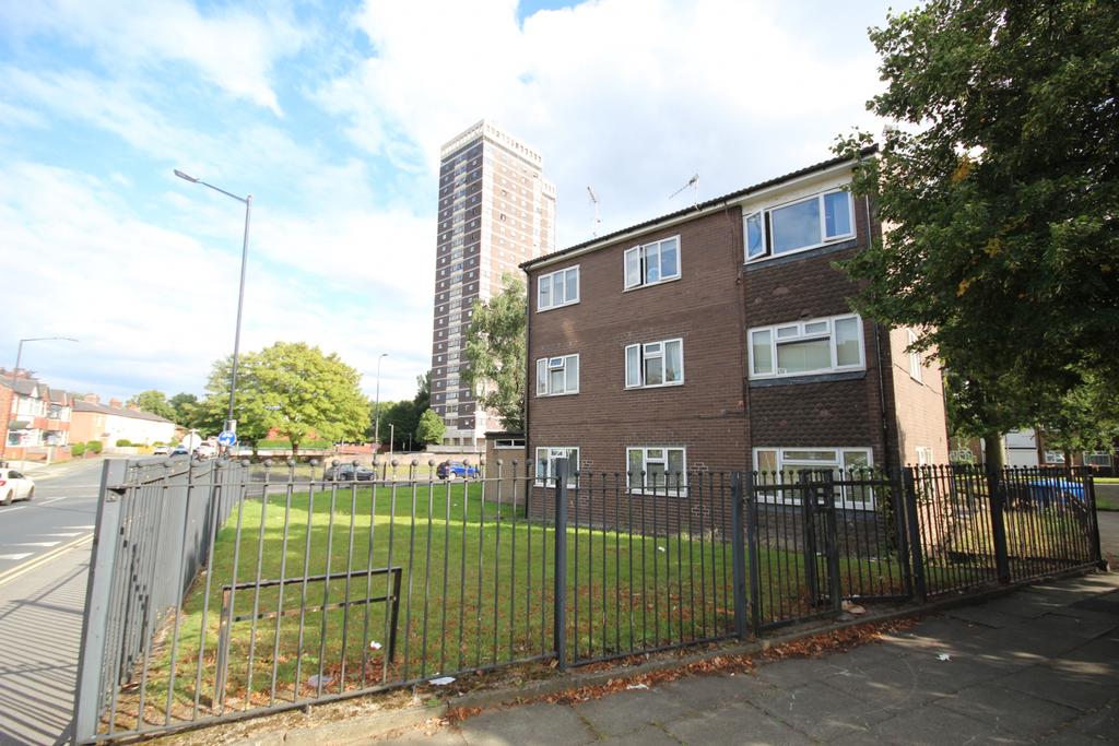 Tree Walk Stretford M32 9AL 2 bed flat £750 pcm (£173 pw)