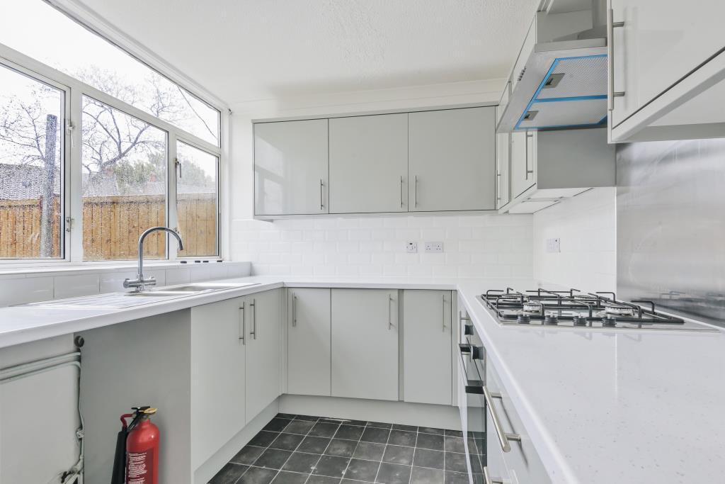 Farnborough, Hampshire, GU14 3 bed terraced house for sale £285,000
