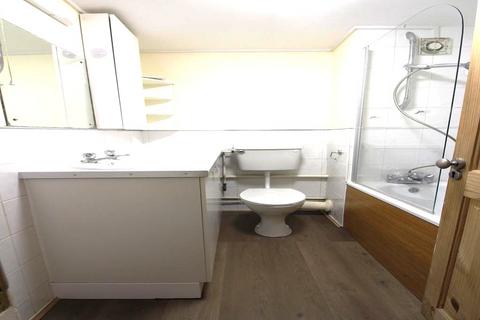 2 bedroom flat to rent, Grovebury Court