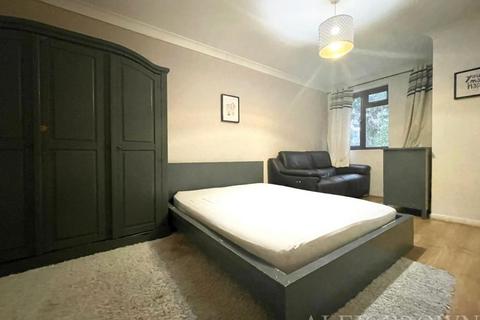4 bedroom terraced house to rent, Whitworth Road, Woolwich