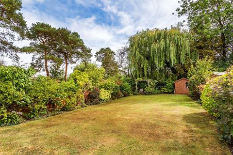 1b Gatesden Road, Fetcham, Leatherhead, KT22 9QW