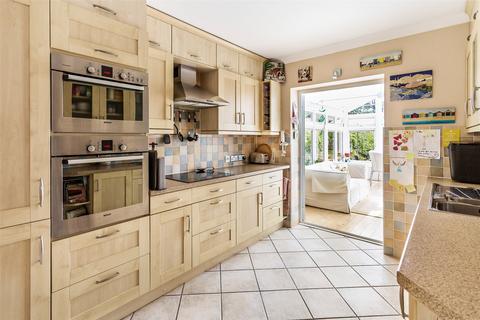 1b Gatesden Road, Fetcham, Leatherhead, KT22 9QW