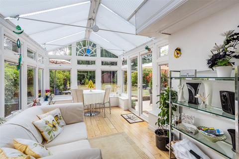 1b Gatesden Road, Fetcham, Leatherhead, KT22 9QW