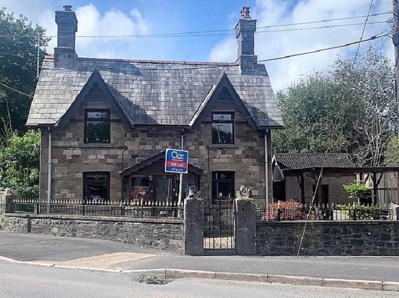 1 Caerbont Cottages, Abercrave, Swansea. 3 bed detached house for sale