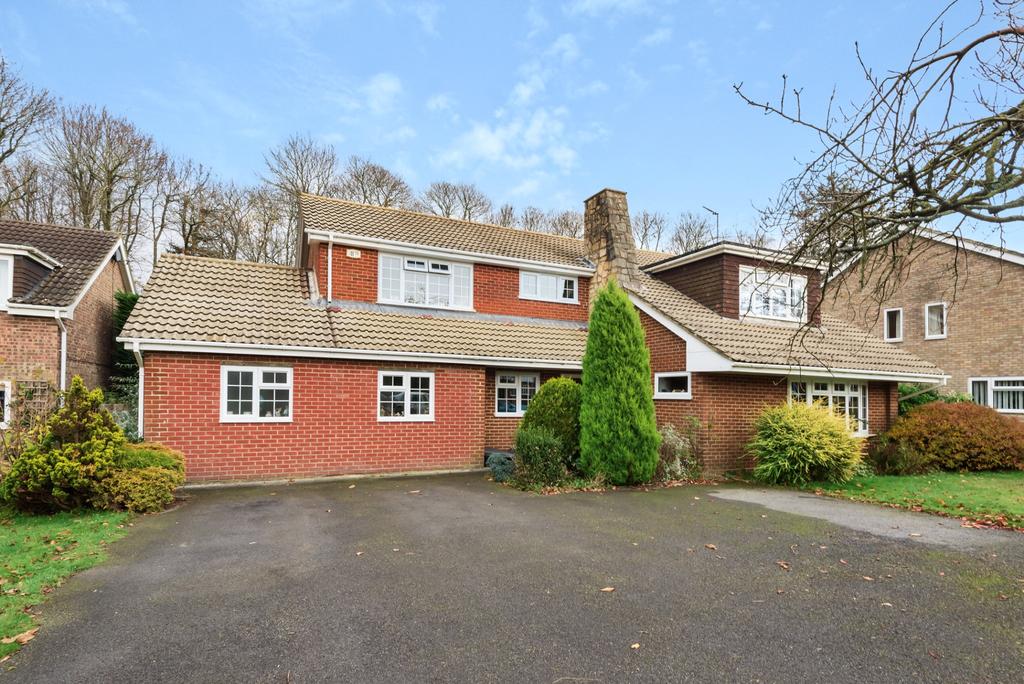 Liphook 5 bed detached house £850,000