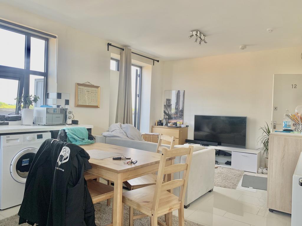 1D Caxton Road, SW19 1 bed flat £1,500 pcm (£346 pw)