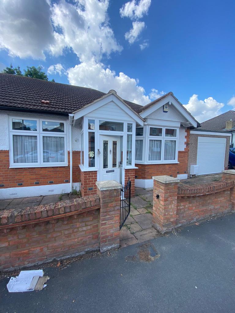 Mayfair Avenue, Romford, RM6 3 bed bungalow £1,800 pcm (£415 pw)