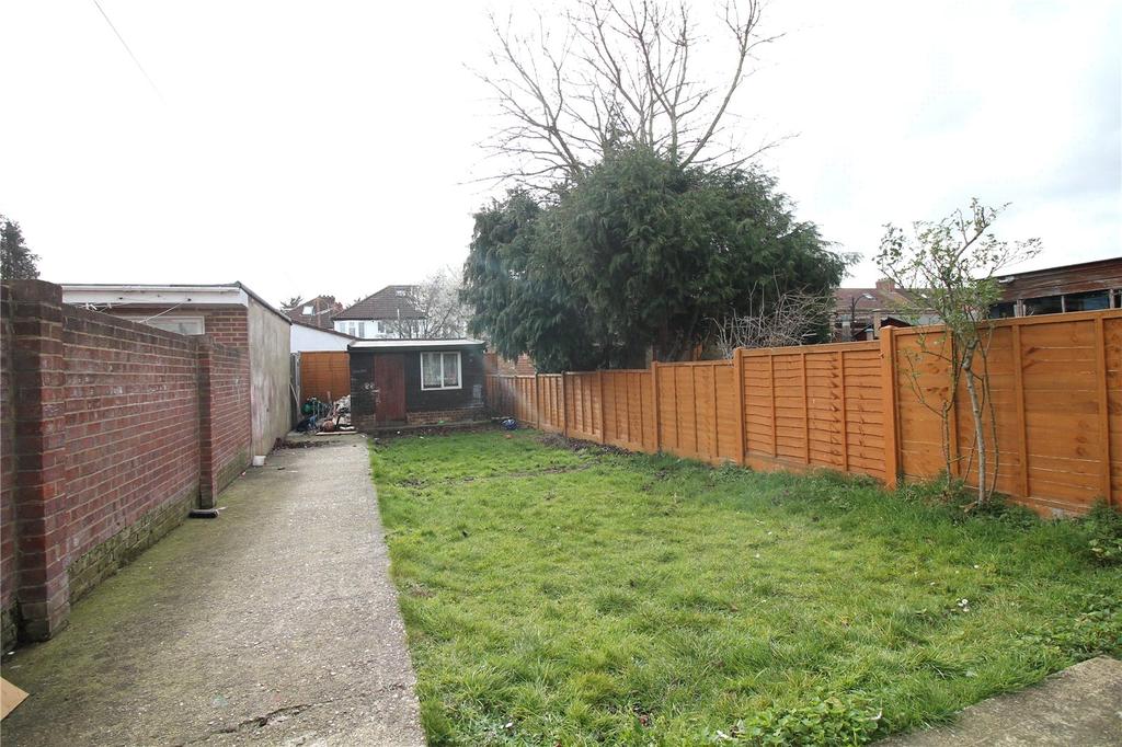 Cornwall Avenue, Southall, UB1 3 bed terraced house £1,750 pcm (£404 pw)