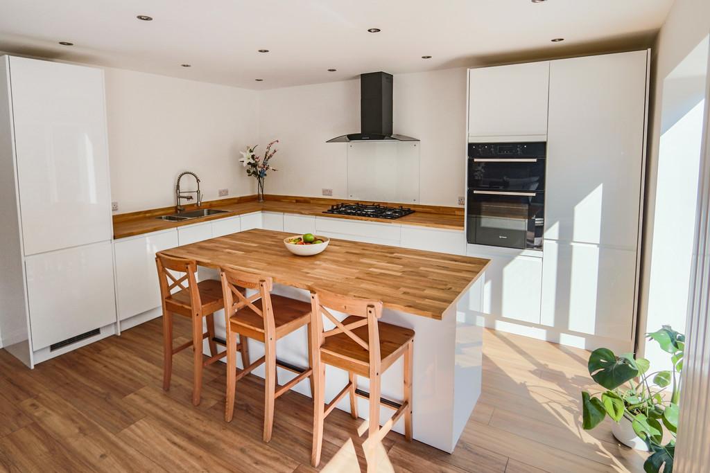 Close, Coulsdon 4 bed detached bungalow £750,000